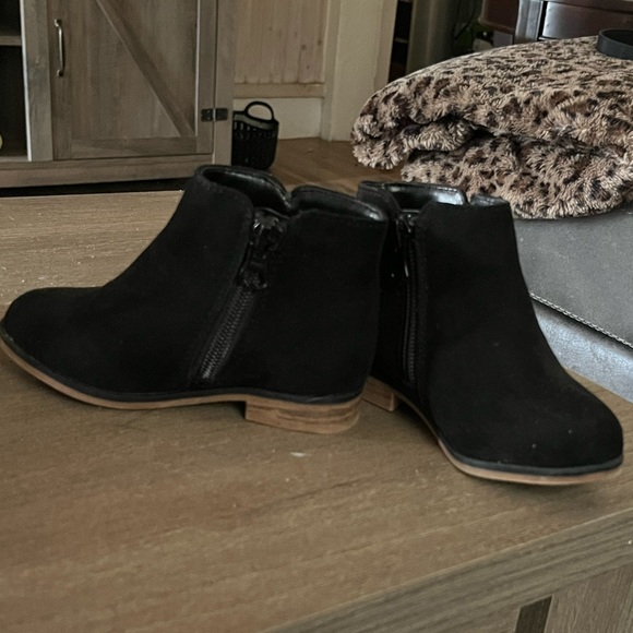 Cat and Jack toddle girls black ankle boots Size 7 - Picture 3 of 3